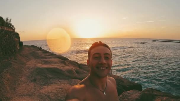 Молодий Чоловік Демонструє Красивий Пляж Скелі Насолоджуючись Літнім Часом Відпустці — стокове відео