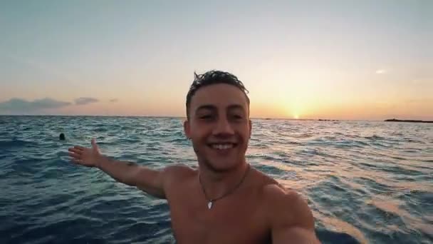 남자나 밀레니엄 해변을 바다에서 떨어지는 — 비디오