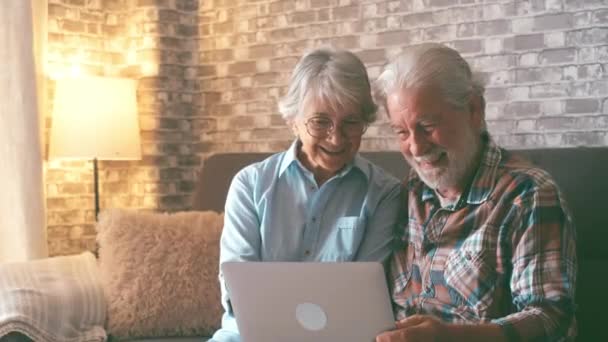 Drăguț Cuplu Oameni Vârstă Care Stau Canapea Folosind Laptop Împreună — Videoclip de stoc