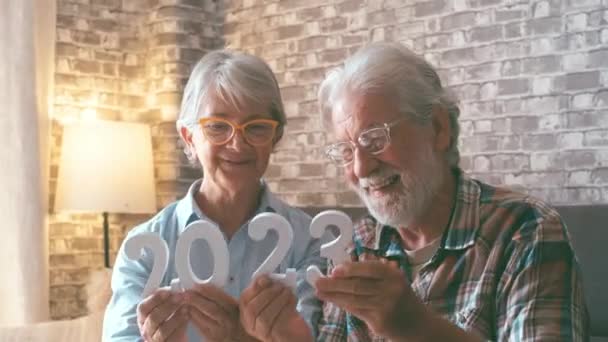 Couple Deux Anciens Pensionnés Détenant Ensemble Des Numéros 2023 Maison — Video