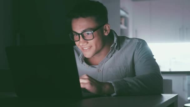 Jovem Sorrindo Homem Óculos Usando Laptop Casa — Vídeo de Stock