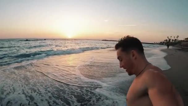 Tiener Man Duizendjarige Lopen Het Water Duiken Genieten Van Zomertijd — Stockvideo