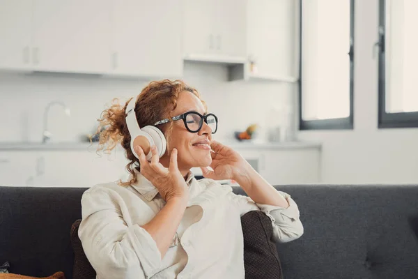Ειρηνική Κοπέλα Σύγχρονα Ασύρματα Ακουστικά Κάθονται Χαλαρώστε Άνετο Καναπέ Ακούγοντας — Φωτογραφία Αρχείου