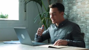 duygusal becerili bin yıllık Kafkas iş adamı bilgisayar kullanıyor, uzaktan iletişim konsepti.