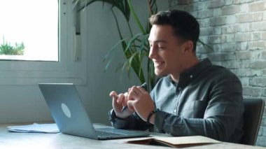 Konsantre olmuş yetenekli bin yıllık Kafkas işadamı bilgisayar kullanıyor, uzaktan iletişim kavramı kullanıyor..