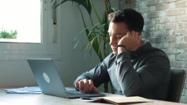 duygusal becerili bin yıllık Kafkas iş adamı bilgisayar kullanıyor, uzaktan iletişim konsepti.