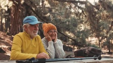 Güzel, son sınıf çifti parkta birlikte vakit geçirirken çekilmiş görüntüler.