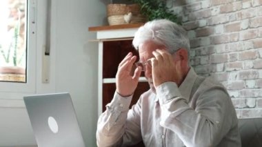 Üst düzey bir adamın laptopla evden çalıştığı görüntüler.