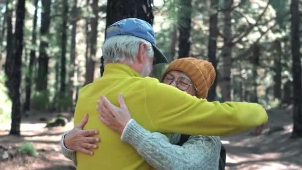 Felvétel Gyönyörű Romantikus Idős Pár Együtt Töltik Időt Parkban — Stock videók