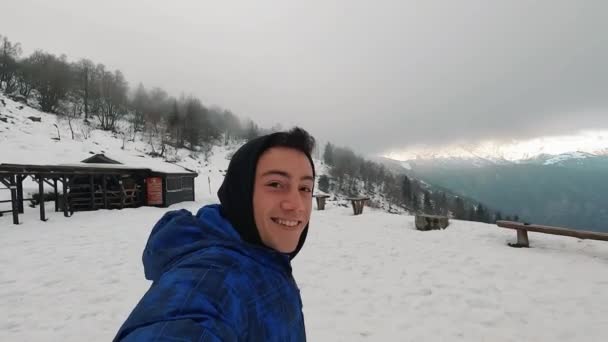 Séquence Beau Jeune Homme Filmant Dans Les Montagnes Enneigées — Video