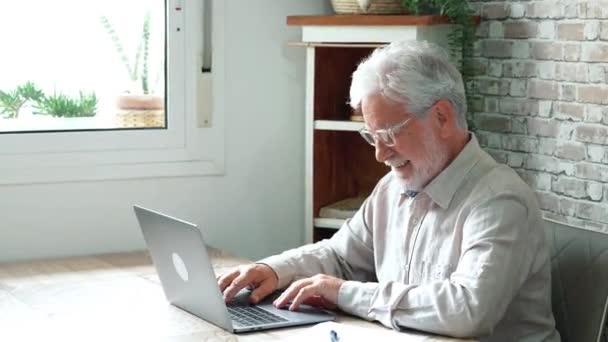 Beeldmateriaal Van Oudere Man Die Thuis Met Laptop Werkt — Stockvideo