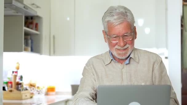 Filmati Uomo Anziano Che Lavora Con Computer Portatile Casa — Video Stock