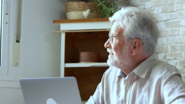Кадри Старшого Чоловіка Працює Ноутбуком Дому — стокове відео