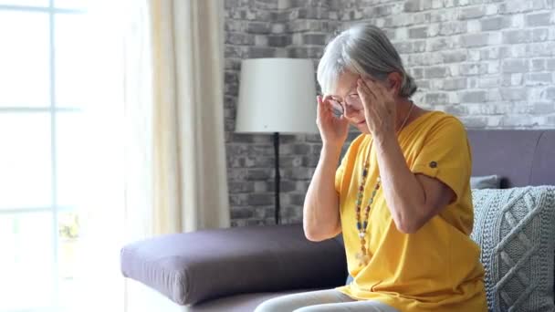 Bilder Äldre Kvinna Med Huvudvärk Sittande Soffan — Stockvideo