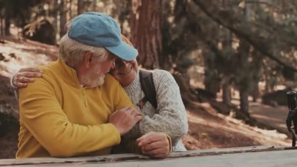 Bilder Vackra Romantiska Äldre Par Som Tillbringar Tid Tillsammans Parken — Stockvideo