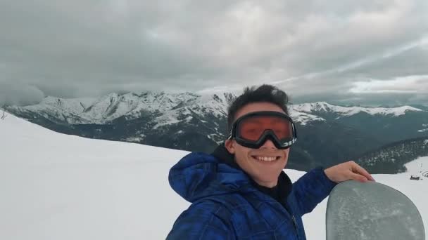 Imagens Belo Jovem Tomando Selfie Montanha Nevada Passeio Esqui — Vídeo de Stock