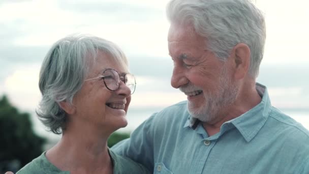 Imágenes Dos Jubilados Pensionistas Felices Activos Divirtiéndose Disfrutando Mirando Atardecer — Vídeos de Stock