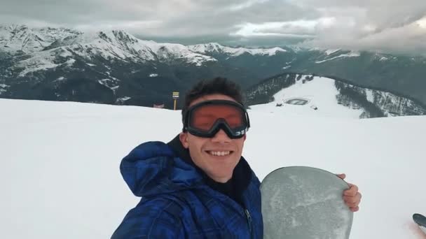 Yakışıklı Delikanlının Karlı Dağda Kayak Turunda Selfie Çektiği Görüntüler — Stok video