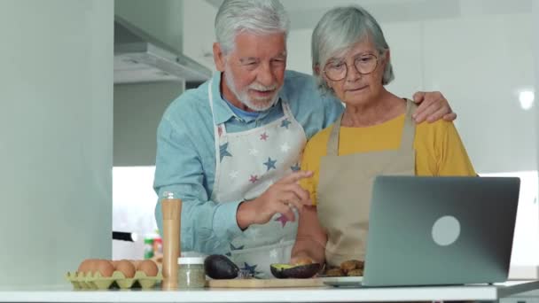Material Archivo Hermosa Pareja Ancianos Cocinar Juntos Cocina — Vídeo de stock