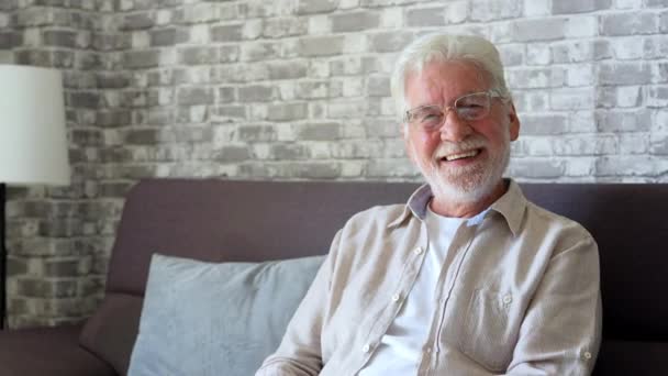 Beelden Van Senior Man Ontspannen Thuis Alleen — Stockvideo