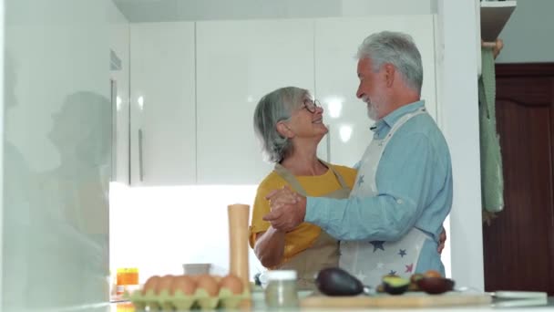 Des Images Beau Couple Personnes Âgées Cuisinant Ensemble Cuisine — Video