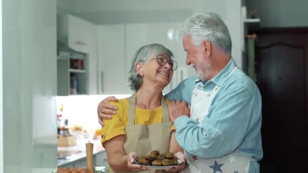 Beeldmateriaal Van Mooi Senior Paar Koken Samen Keuken — Stockvideo