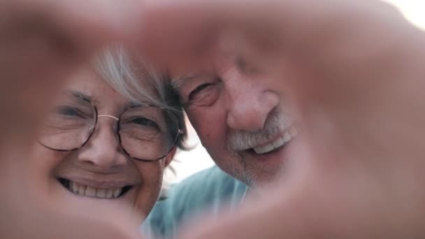 Material Archivo Hermosa Pareja Ancianos Románticos Mostrando Forma Del Corazón — Vídeos de Stock