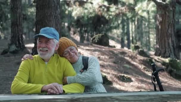 Bilder Vackra Romantiska Senior Par Vandring Naturen Tillsammans — Stockvideo
