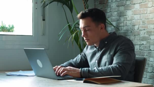 Concentrado Hábil Millennial Homem Negócios Caucasiano Usando Computador Conceito Comunicação — Vídeo de Stock
