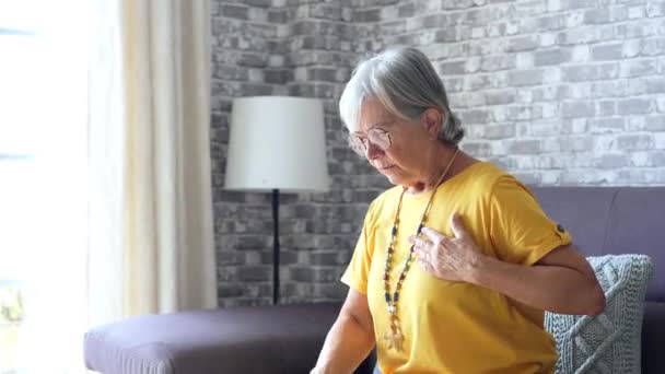 Záběry Starší Ženy Pociťující Bolest Dotýkající Hrudi Mající Infarkt — Stock video
