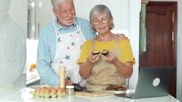 Material Archivo Hermosa Pareja Ancianos Cocinar Juntos Cocina — Vídeos de Stock