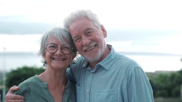 Imágenes Dos Jubilados Pensionistas Felices Activos Divirtiéndose Disfrutando Mirando Atardecer — Vídeos de Stock