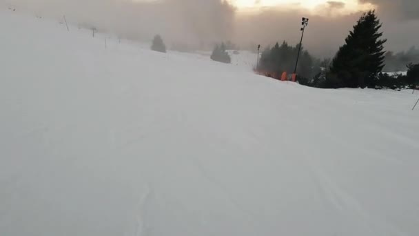 Szenische Aufnahmen Von Wunderschönen Schneebedeckten Bergen Mit Skipiste — Stockvideo