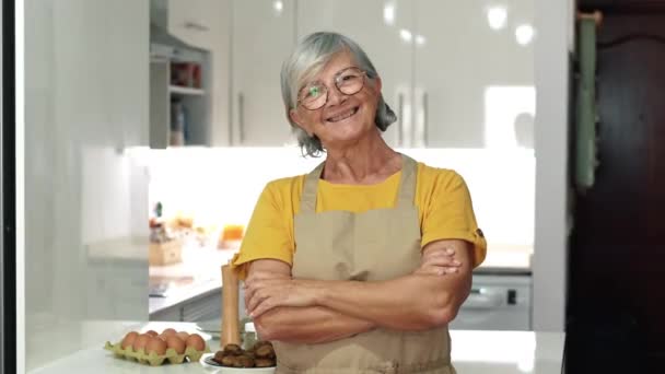 Кадри Старшої Жінки Стоїть Кухні Схрещеними Руками — стокове відео