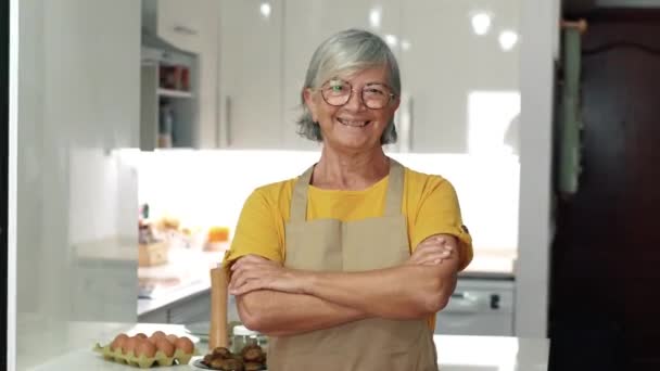 Beeldmateriaal Van Oudere Vrouw Staande Keuken Met Gekruiste Armen — Stockvideo