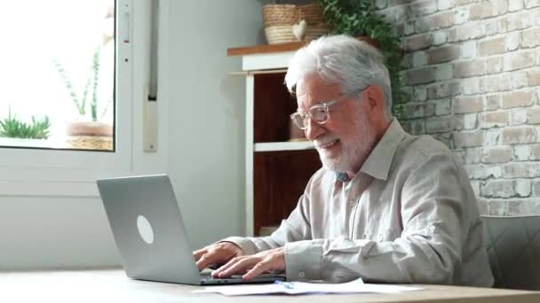 Záběry Staršího Muže Pracujícího Notebookem Domova — Stock video