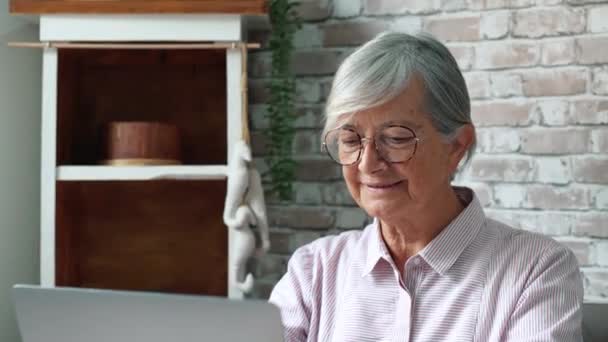 Záběry Starší Ženy Pracující Notebookem Domova — Stock video