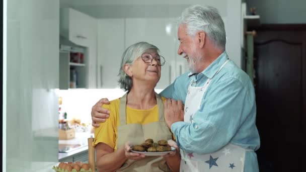 Material Archivo Hermosa Pareja Ancianos Cocinar Juntos Cocina — Vídeo de stock