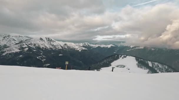 Malebné Záběry Krásných Zasněžených Hor Lyžařskou Stezkou — Stock video