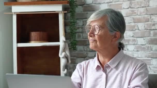 Záběry Starší Ženy Pracující Notebookem Domova — Stock video