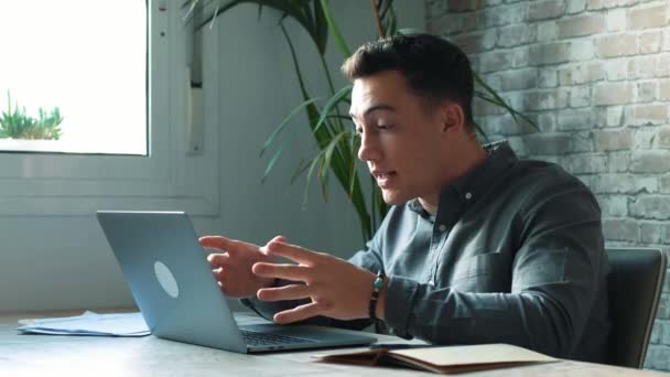 Emosional Terampil Millennial Kaukasia Pengusaha Menggunakan Komputer Komunikasi Jauh Konsep — Stok Video