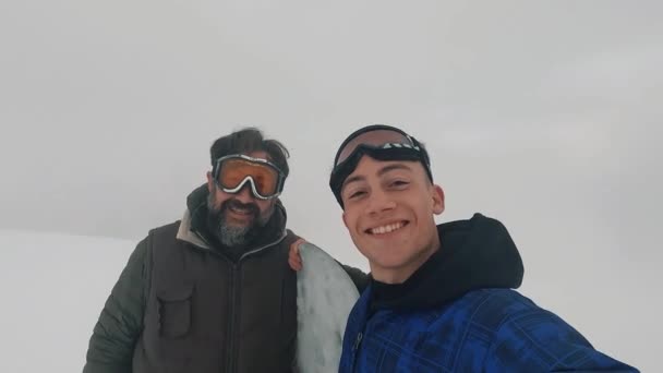 Filmagens Dois Homens Tirando Selfie Pista Esqui Durante Queda Neve — Vídeo de Stock