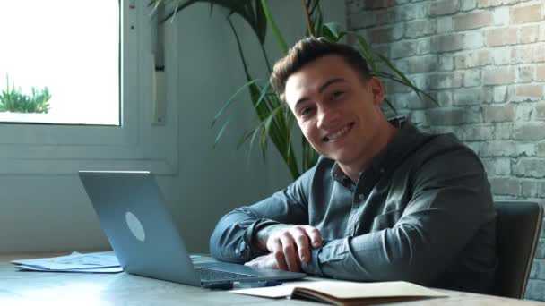 Koncentrerad Skicklig Tusenårig Kaukasisk Affärsman Med Hjälp Dator Avlägsen Kommunikation — Stockvideo