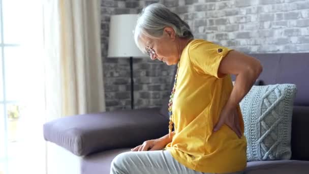 Záběry Starší Ženy Bolestí Zad Sedící Gauči — Stock video