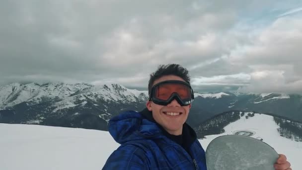 Footage Handsome Young Man Taking Selfie Snowy Mountain Ski Tour — Stock Video