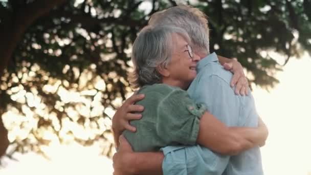 Beeldmateriaal Van Mooi Romantisch Senior Koppel Omarmen Park Tijdens Zonsondergang — Stockvideo
