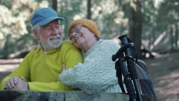 Πλάνα Από Όμορφο Ρομαντικό Ζευγάρι Ηλικιωμένων Που Περνούν Χρόνο Μαζί — Αρχείο Βίντεο