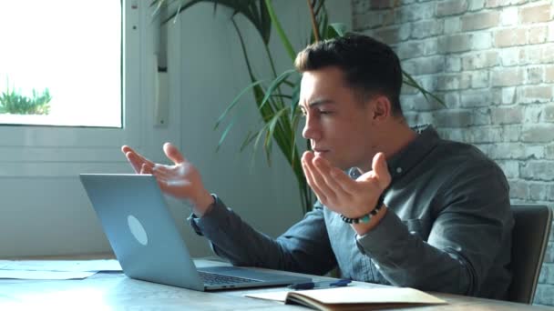 Homme Affaires Caucasien Qualifié Concentré Millénaire Utilisant Ordinateur Concept Communication — Video