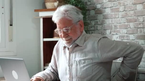 Felvétel Idős Férfi Dolgozik Laptop Otthonról — Stock videók