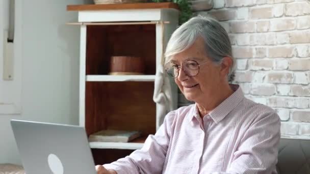 Nagranie Starszej Kobiety Pracującej Laptopem Domu — Wideo stockowe